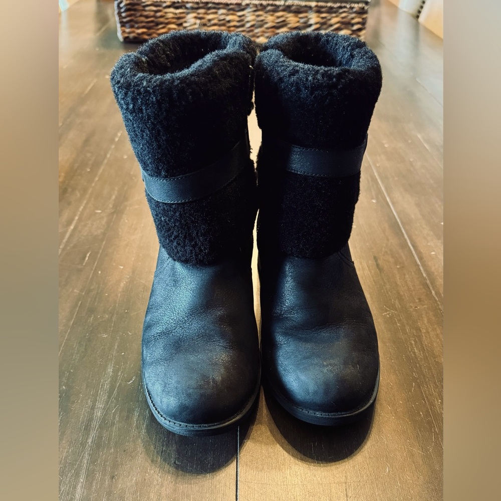 UGG Women’s boot, black size 8. Very good condition